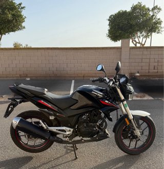 Macbor STr 125 Negra y Blanca