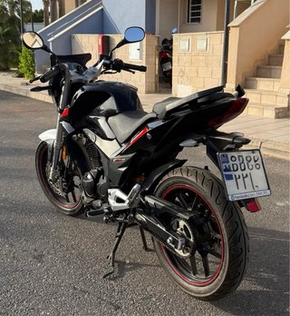 Macbor STr 125 Negra y Blanca