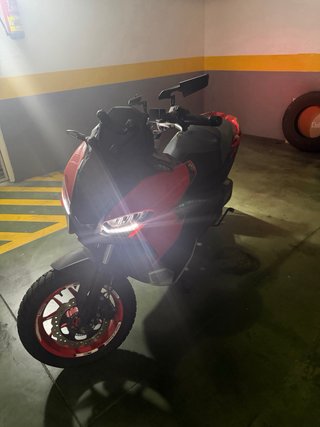 Aprilia SR GT 125 Scooter Rojo y Negro