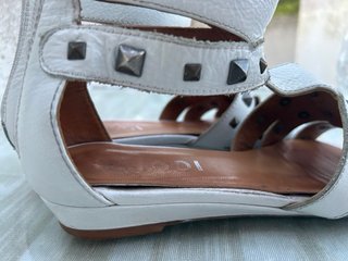 Sandalias LODI Piel Blancas Tachuelas