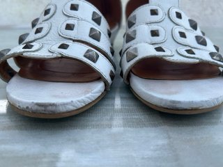Sandalias LODI Piel Blancas Tachuelas