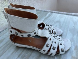 Sandalias LODI Piel Blancas Tachuelas