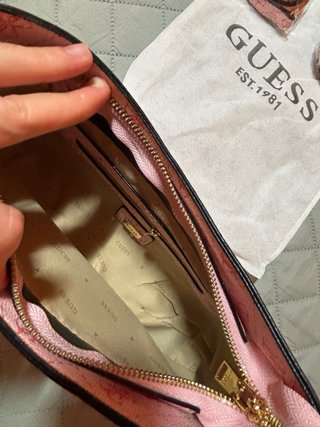 Bolso Guess rosa con monedero y correa