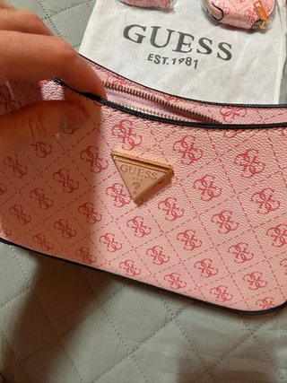 Bolso Guess rosa con monedero y correa