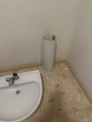 Lavabo Roca con grifería y vide