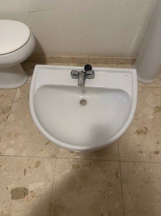 Lavabo Roca con grifería y vide