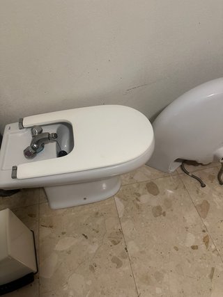 Lavabo Roca con grifería y vide