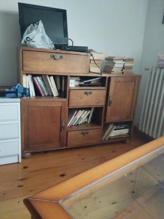 Mueble de madera antiguo