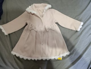 Chaqueta niña beige con lazos y pelo