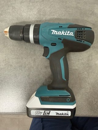 Taladro Makita HP457DWE con 2 baterías y cargador