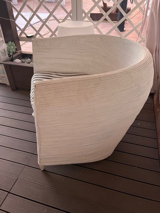 Sofá blanco de mimbre