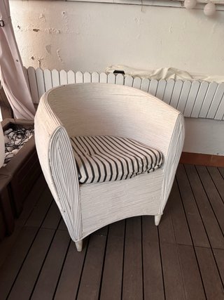 Sofá blanco de mimbre