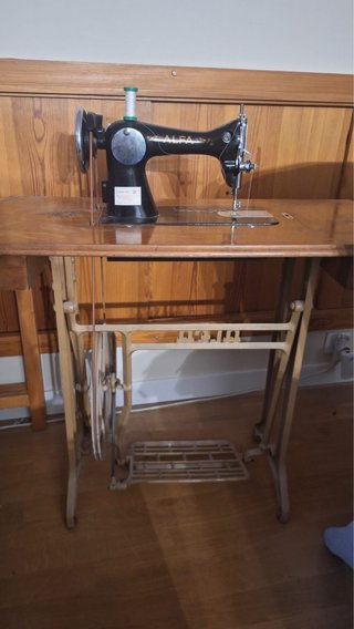 Máquina de coser antigua Alfa en funcionamiento