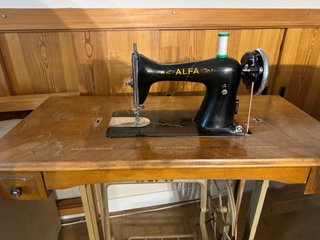 Máquina de coser antigua Alfa en funcionamiento