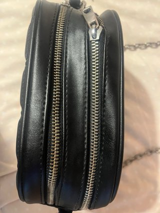 Bolso Bershka negro acolchado