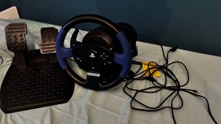 Volante Thrustmaster PS4/PS3/PC con Pedales.