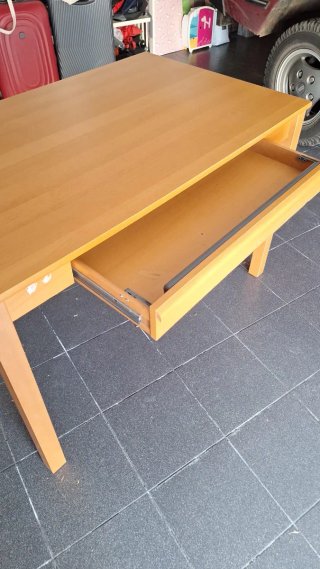 Mesa de comedor de madera