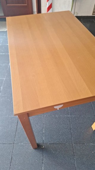 Mesa de comedor de madera