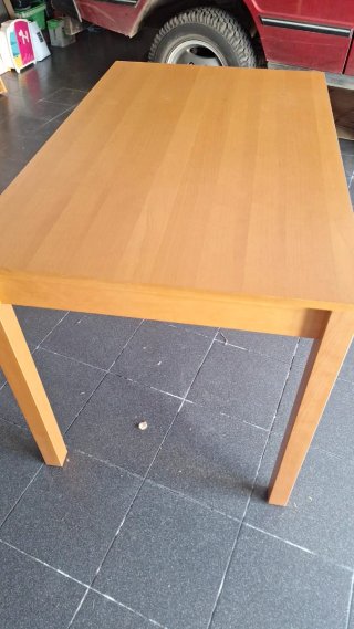 Mesa de comedor de madera