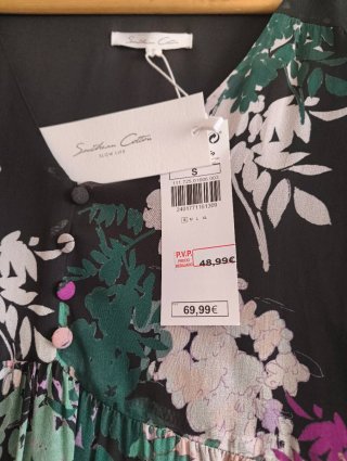 Vestido estampado floral y mariposas
