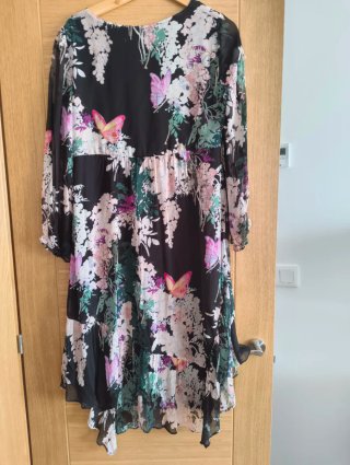Vestido estampado floral y mariposas