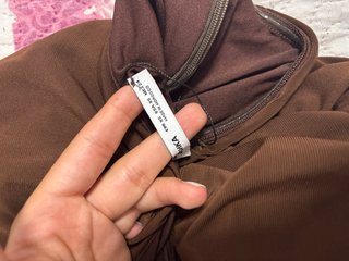 Vestido marrón fruncido sin tirantes