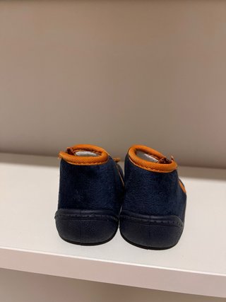 Zapatillas bebé león