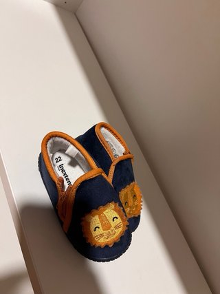 Zapatillas bebé león