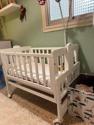 Cuna de bebé pequeña con ruedas