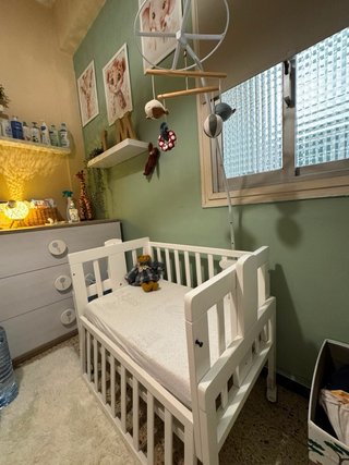 Cuna de bebé pequeña con ruedas