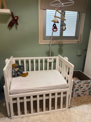 Cuna de bebé pequeña con ruedas