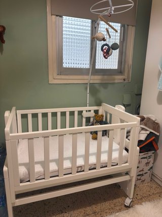 Cuna de bebé pequeña con ruedas