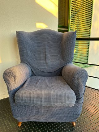 Sillón de tela amarillo con estampado de flores