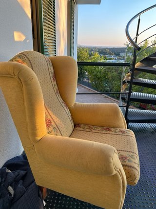 Sillón de tela amarillo con estampado de flores