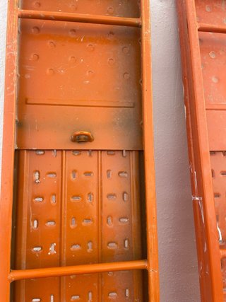 Andamio modular naranja y amarillo
