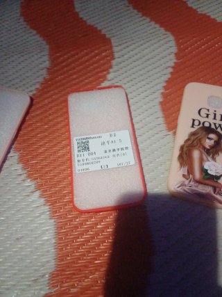 Funda móvil con diseño chica y Torre Eiffel