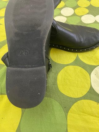 Botas negras con tachuelas