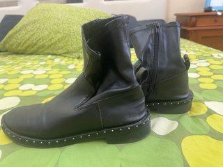 Botas negras con tachuelas
