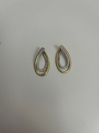 Pendientes dorados y plateados