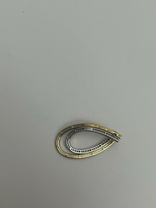 Pendientes dorados y plateados