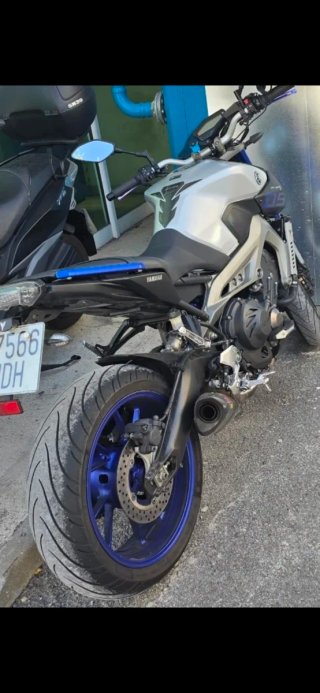 Yamaha MT-09 Plata y Negro