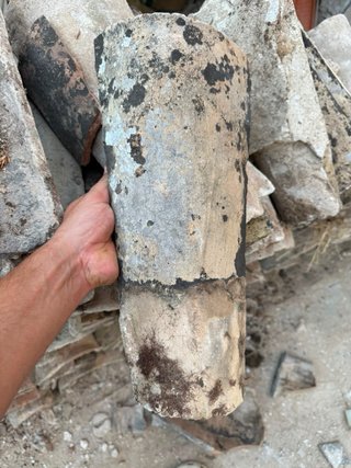 Teja antigua de barro