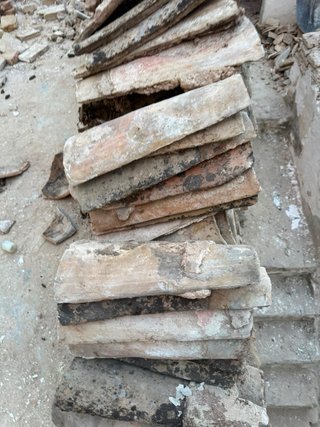 Teja antigua de barro