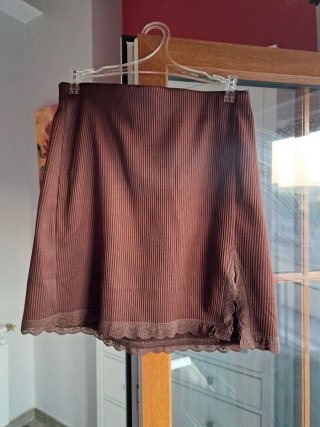 Falda marrón canalé con encaje elástica Talla M