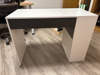 Mesa escritorio blanca y gris con cajón