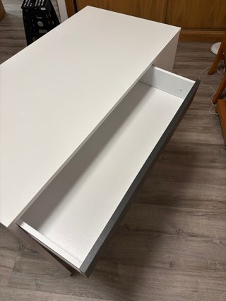 Mesa escritorio blanca y gris con cajón