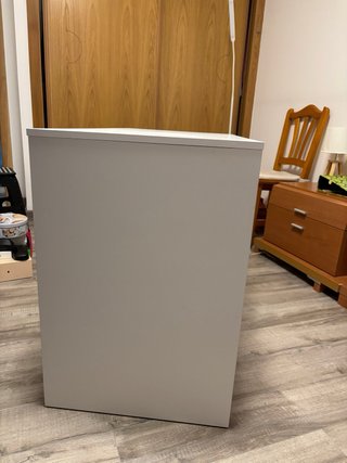 Mesa escritorio blanca y gris con cajón