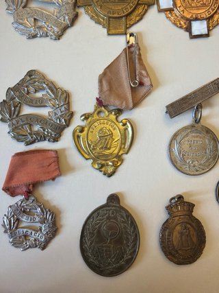 18 Medallas Escolares Antiguas Aplicación