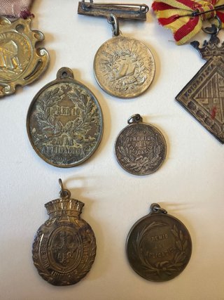 18 Medallas Escolares Antiguas Aplicación