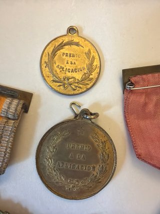 18 Medallas Escolares Antiguas Aplicación
